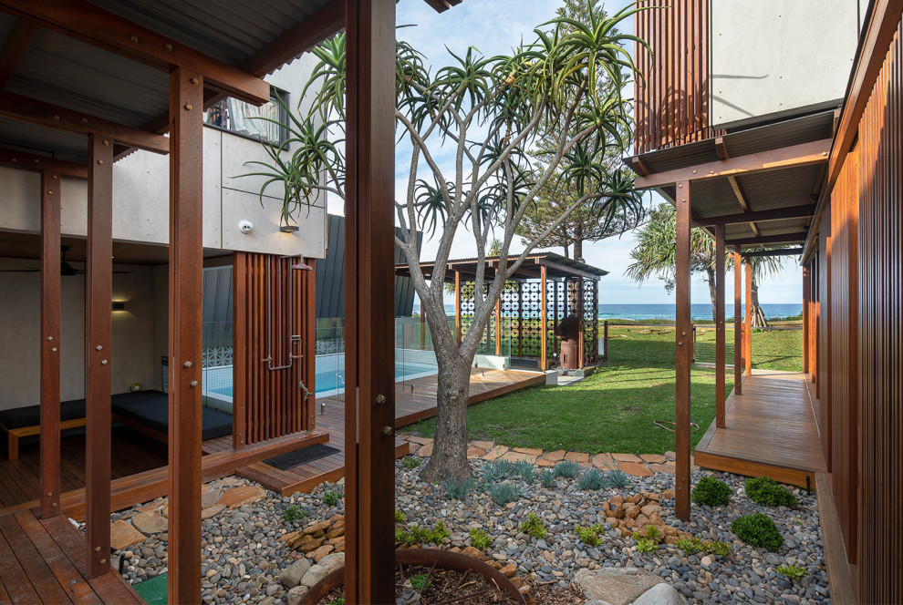Kleines, Dreistöckiges Maritimes Einfamilienhaus mit Faserzement-Fassade, grauer Fassadenfarbe, Halbwalmdach und Blechdach in Gold Coast - Tweed