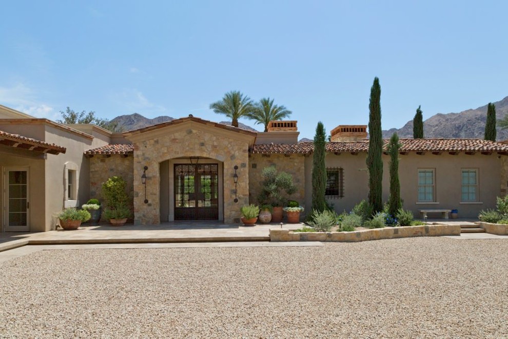 Exemple d'une grande façade de maison beige sud-ouest américain en pierre de plain-pied avec un toit à deux pans et un toit en shingle.