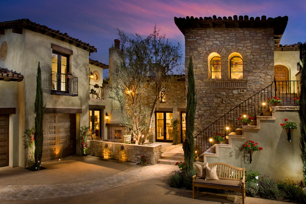 Zweistöckiges Mediterranes Einfamilienhaus mit beiger Fassadenfarbe und Ziegeldach in San Diego