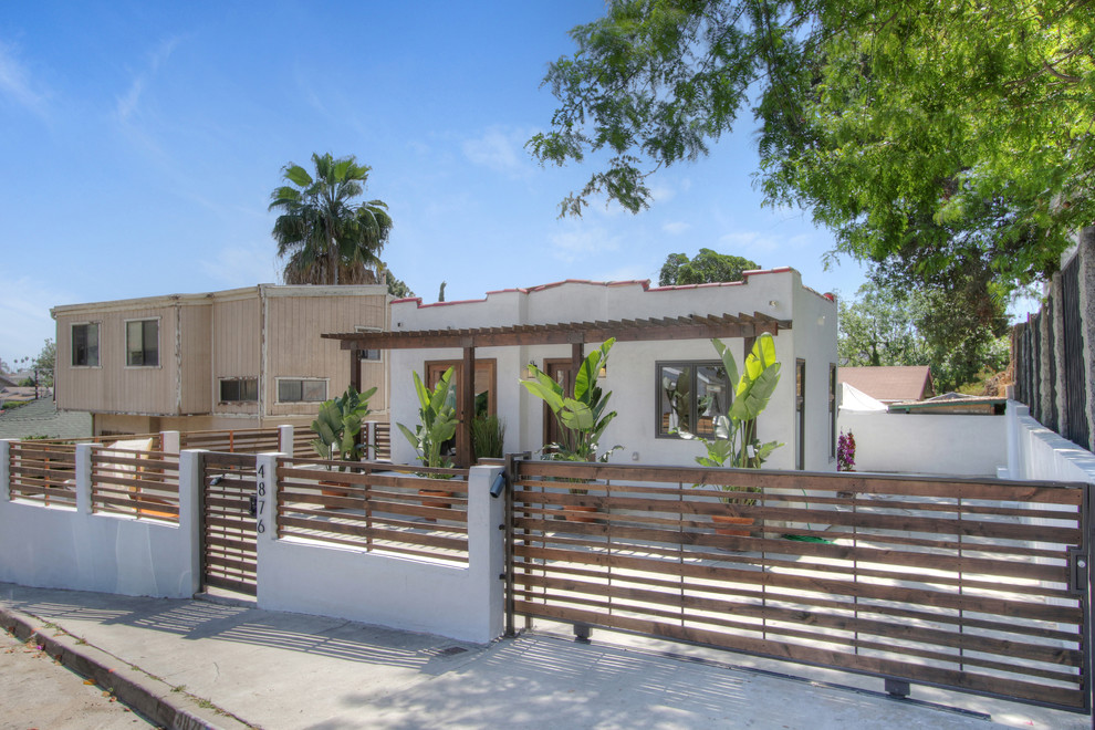 ロサンゼルスにある小さなエクレクティックスタイルのおしゃれな家の外観 (漆喰サイディング) の写真