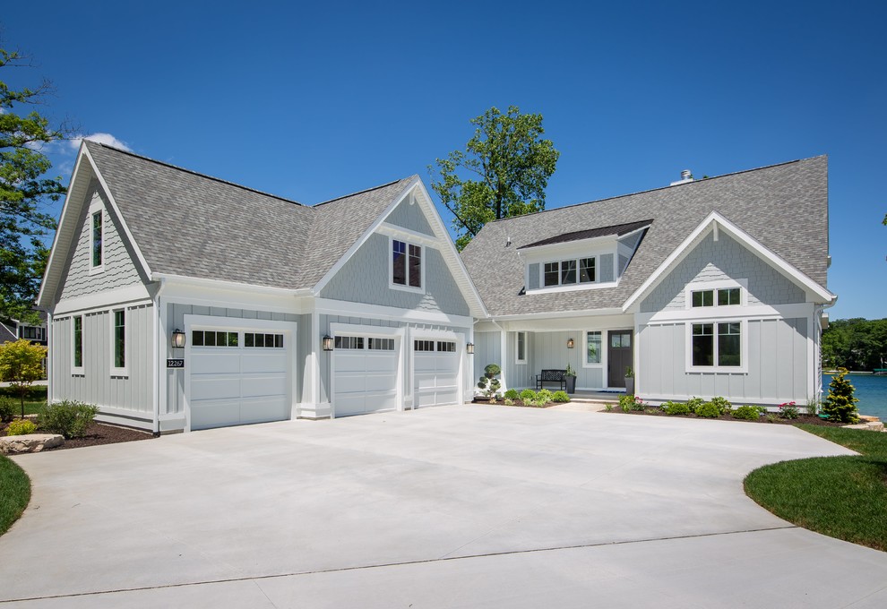 Zweistöckiges Maritimes Einfamilienhaus mit grauer Fassadenfarbe, Satteldach und Schindeldach in Grand Rapids
