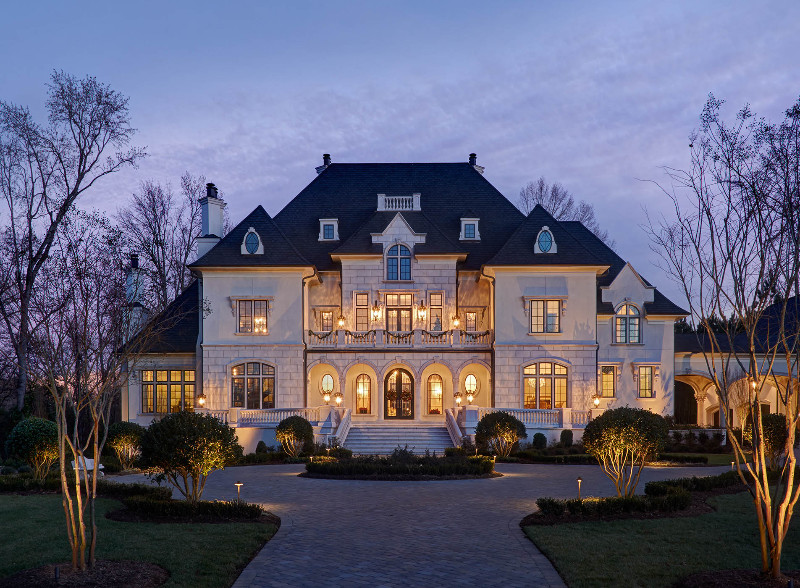 Idee per la villa grande beige classica a tre piani con rivestimenti misti, tetto a padiglione e copertura a scandole