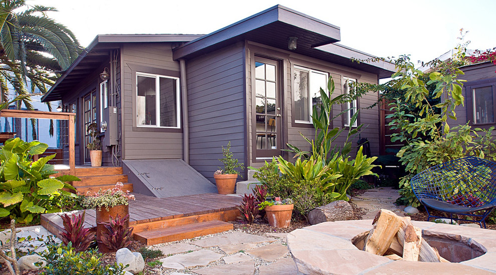 Kleines Modernes Haus mit brauner Fassadenfarbe in Los Angeles