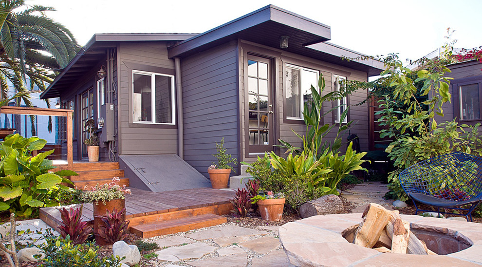 Inspiration for a small contemporary brown exterior home remodel in Los Angeles