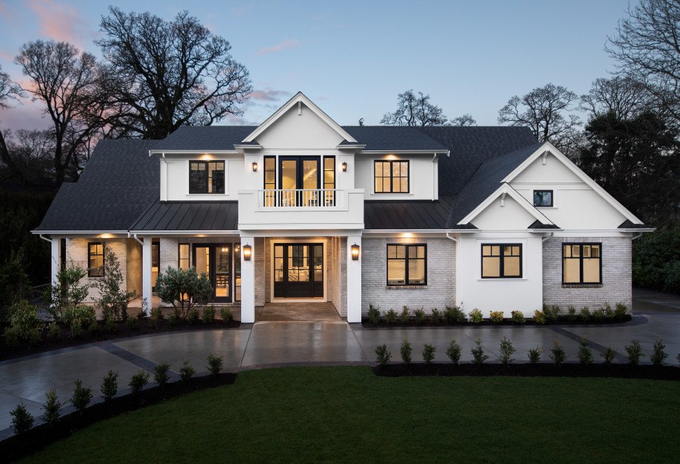 Стильный дизайн: большой, двухэтажный, кирпичный, белый частный загородный дом в стиле неоклассика (современная классика) с крышей из смешанных материалов - последний тренд