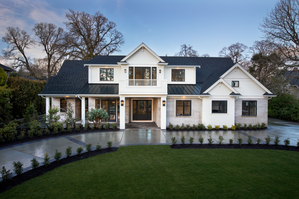 Diseño de fachada de casa beige clásica renovada grande de dos plantas con revestimientos combinados, tejado a dos aguas y tejado de varios materiales