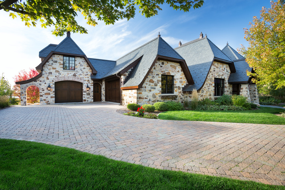Großes, Zweistöckiges Klassisches Einfamilienhaus mit Steinfassade, Halbwalmdach und beiger Fassadenfarbe in Minneapolis