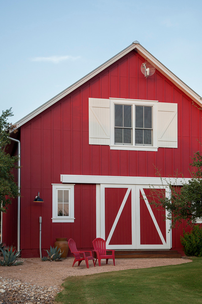 Foto della facciata di una casa rossa country con tetto a capanna e abbinamento di colori