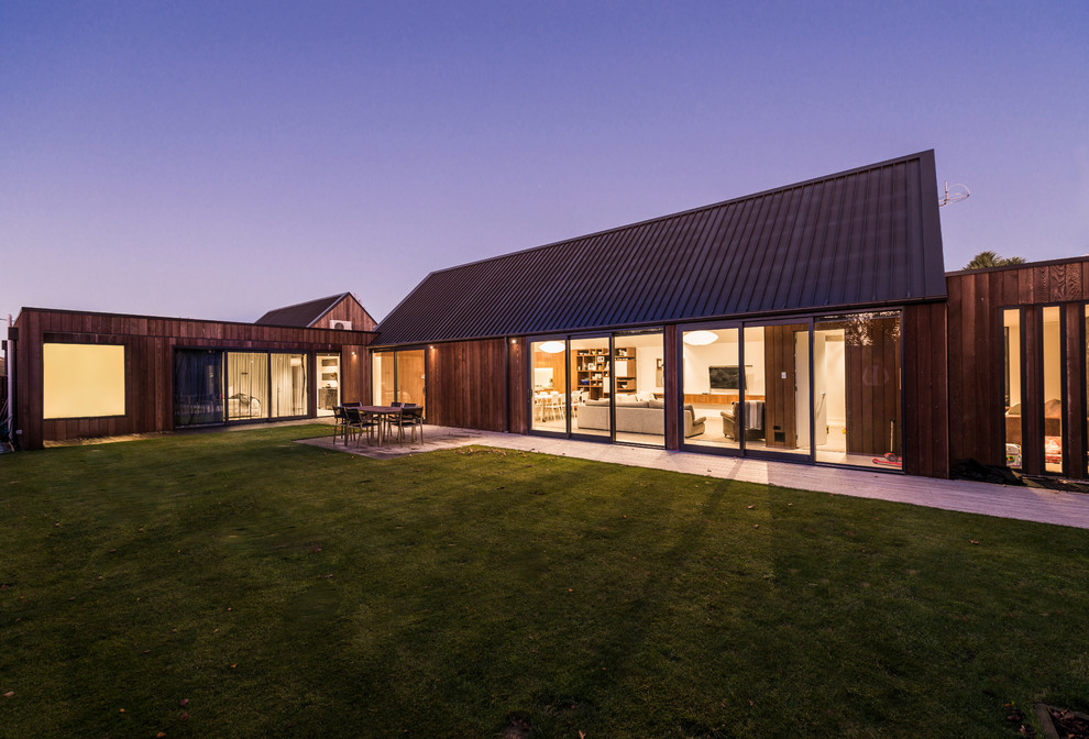 Einstöckige Moderne Holzfassade Haus mit Satteldach in Sonstige