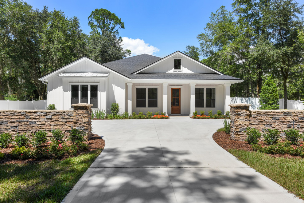 Inspiration for a medium sized and white farmhouse bungalow detached house in Jacksonville with concrete fibreboard cladding, a hip roof and a shingle roof.