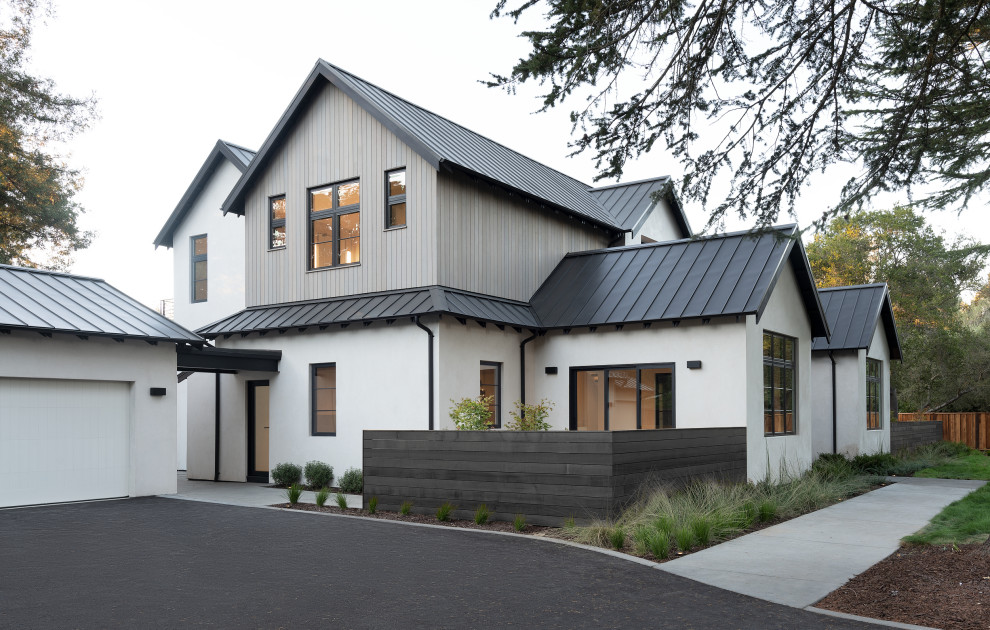 Idee per la villa bianca moderna a due piani con rivestimento in stucco, copertura in metallo o lamiera e tetto marrone