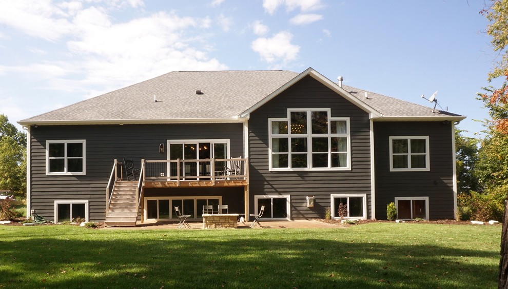 Exemple d'une grande façade de maison grise craftsman en panneau de béton fibré à un étage avec un toit à quatre pans.