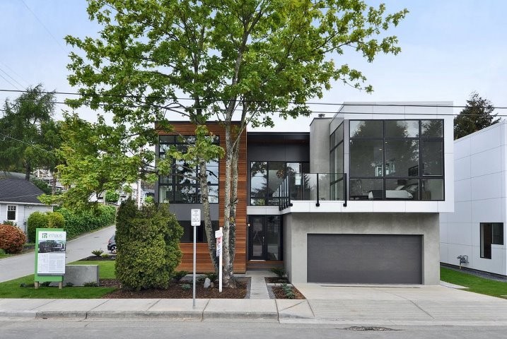 Mittelgroßes, Zweistöckiges Industrial Haus mit Mix-Fassade, bunter Fassadenfarbe und Flachdach in Seattle