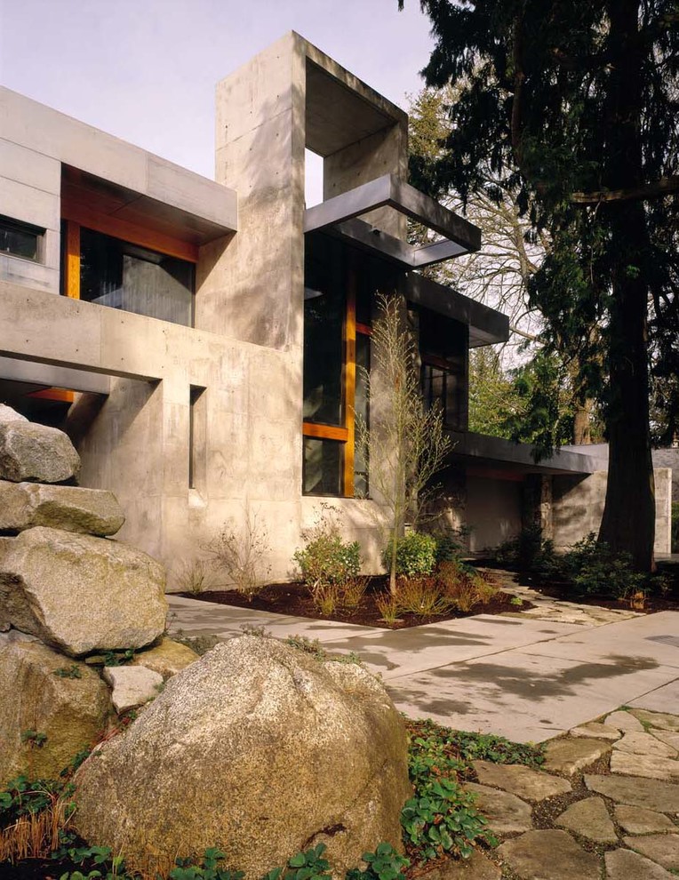 Exemple d'une grande façade de maison grise moderne à un étage avec un revêtement mixte.