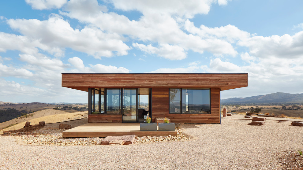 Cette image montre une petite façade de maison minimaliste en bois de plain-pied.