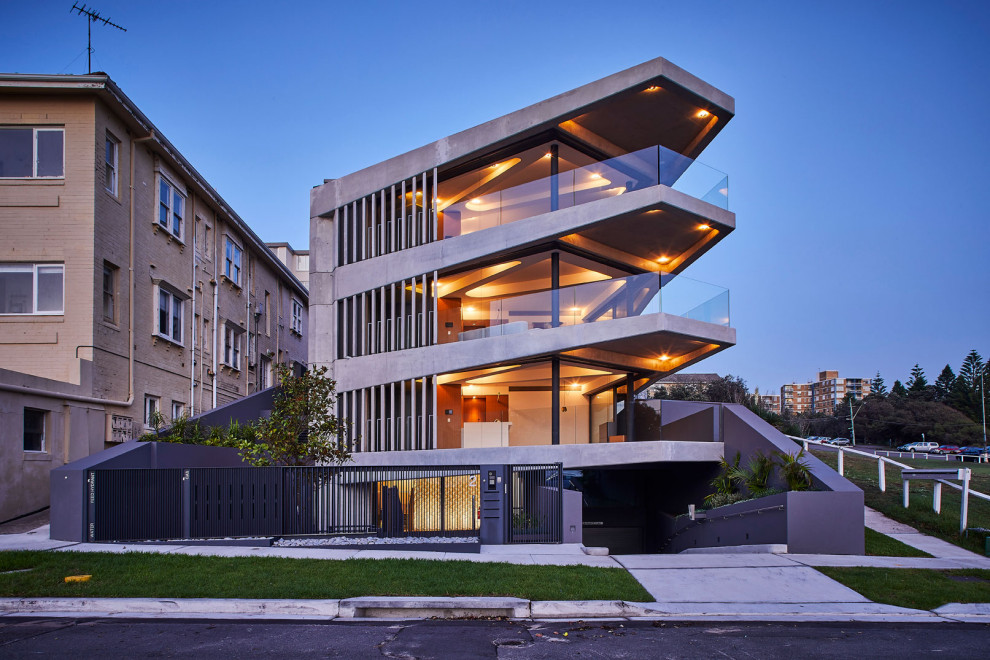 Inspiration pour une grande façade de maison grise design à deux étages et plus avec un toit plat.