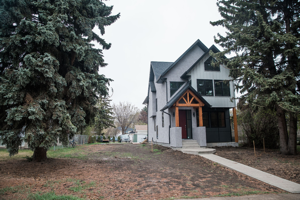 Kleines, Zweistöckiges Industrial Haus mit Metallfassade, grauer Fassadenfarbe und Satteldach in Edmonton