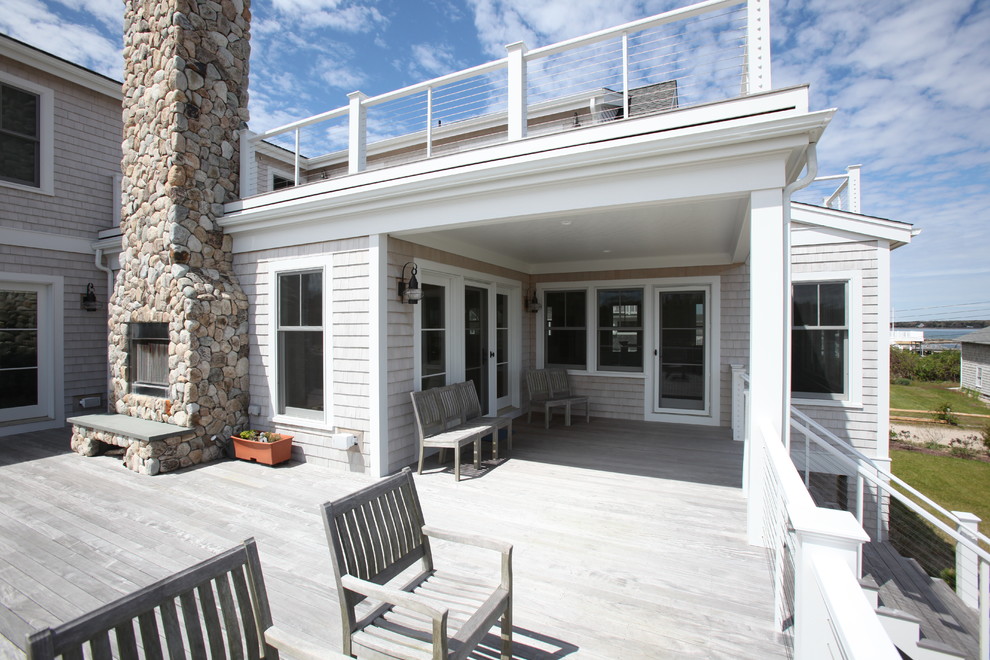 Zweistöckige Maritime Holzfassade Haus mit weißer Fassadenfarbe und Satteldach in Boston