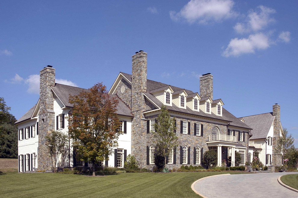 ワシントンD.C.にあるラグジュアリーな巨大なトラディショナルスタイルのおしゃれな家の外観 (混合材サイディング) の写真