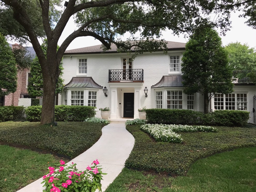 Zweistöckiges Klassisches Einfamilienhaus mit Backsteinfassade und weißer Fassadenfarbe in Houston