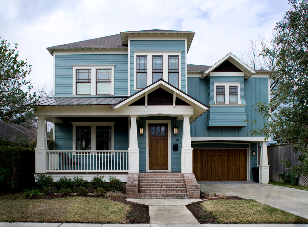 Immagine della facciata di una casa blu classica a due piani di medie dimensioni