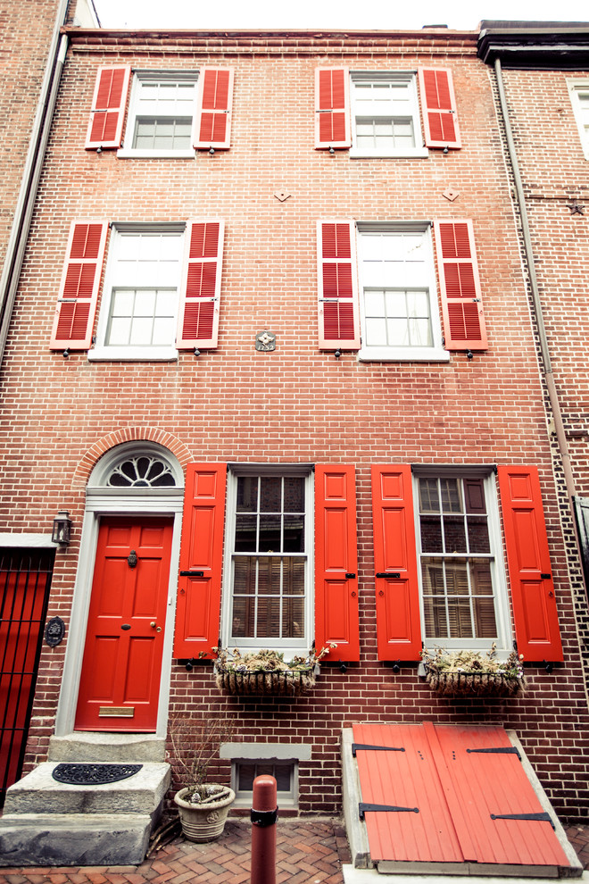 Dreistöckiges Klassisches Haus mit Backsteinfassade und roter Fassadenfarbe in Philadelphia