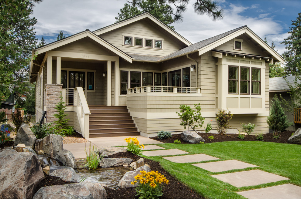 Uriges Haus mit beiger Fassadenfarbe in Seattle