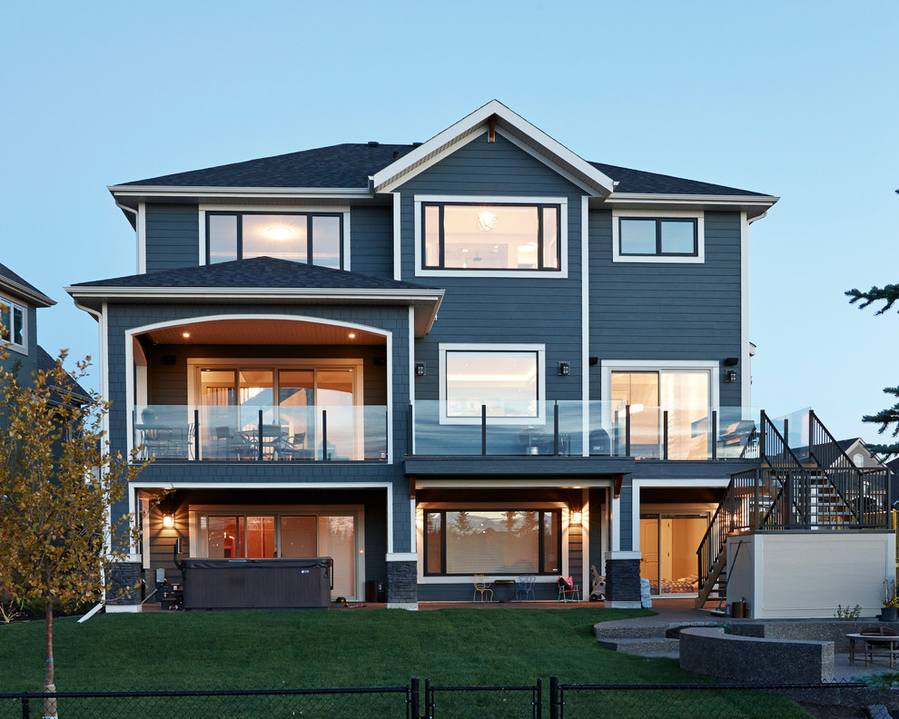 Идея дизайна: двухэтажный, синий дом в стиле неоклассика (современная классика) с комбинированной облицовкой