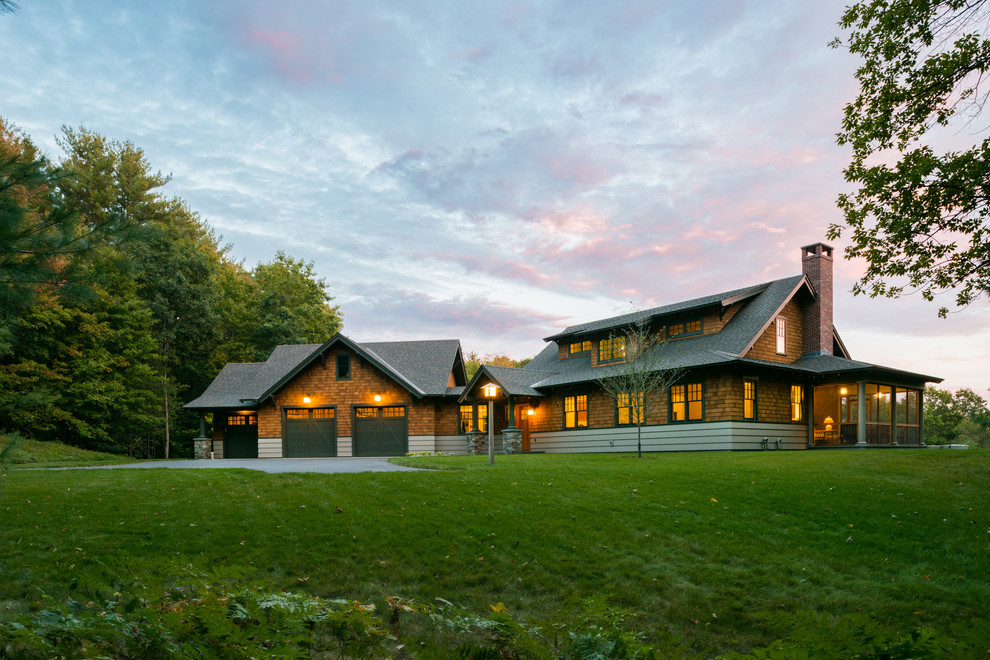 Mittelgroßes, Zweistöckiges Country Haus mit Mix-Fassade, brauner Fassadenfarbe und Pultdach in Boston