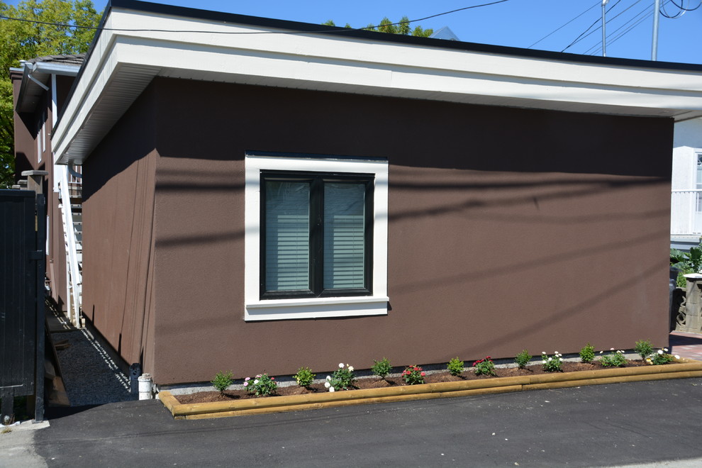 バンクーバーにあるお手頃価格の小さなトランジショナルスタイルのおしゃれな家の外観 (漆喰サイディング、混合材屋根) の写真
