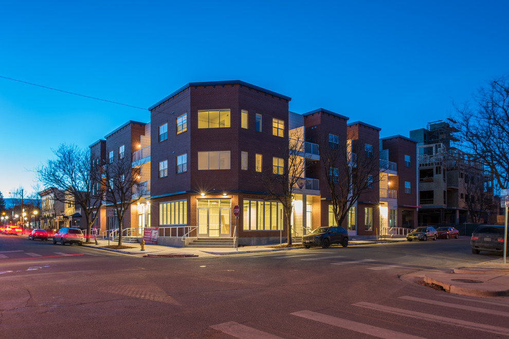 Kleines, Dreistöckiges Modernes Wohnung mit Backsteinfassade, brauner Fassadenfarbe und Flachdach in Denver