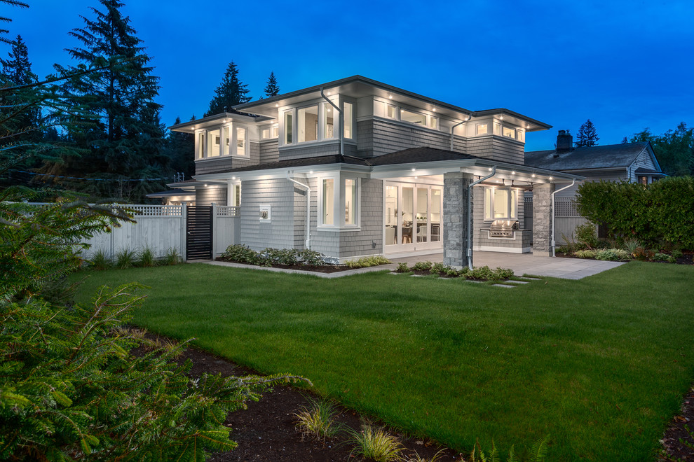 Großes, Zweistöckiges Modernes Haus mit grauer Fassadenfarbe in Vancouver