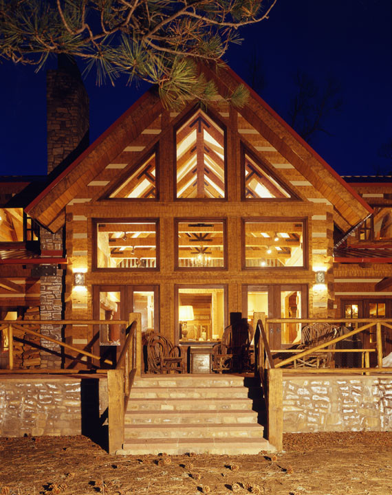 Idées déco pour une grande façade de maison marron montagne en bois à un étage avec un toit à deux pans.