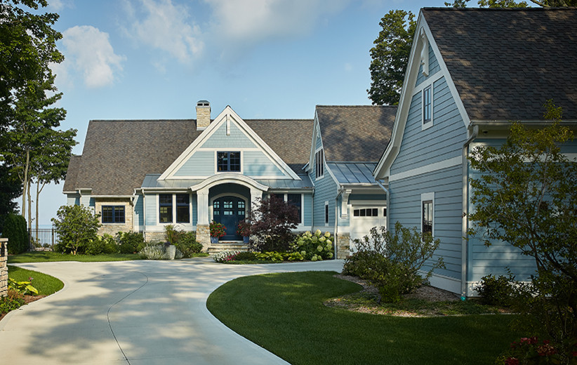 Inspiration pour une grande façade de maison bleue traditionnelle à deux étages et plus avec un revêtement mixte, un toit à deux pans et un toit mixte.