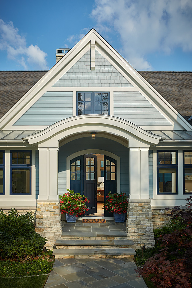Источник вдохновения для домашнего уюта: большой, трехэтажный, синий частный загородный дом в классическом стиле с комбинированной облицовкой, двускатной крышей и крышей из смешанных материалов