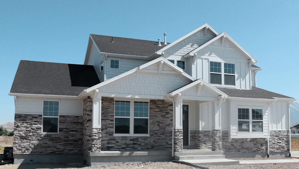 Großes, Zweistöckiges Uriges Einfamilienhaus mit Mix-Fassade, weißer Fassadenfarbe, Satteldach und Schindeldach in Salt Lake City
