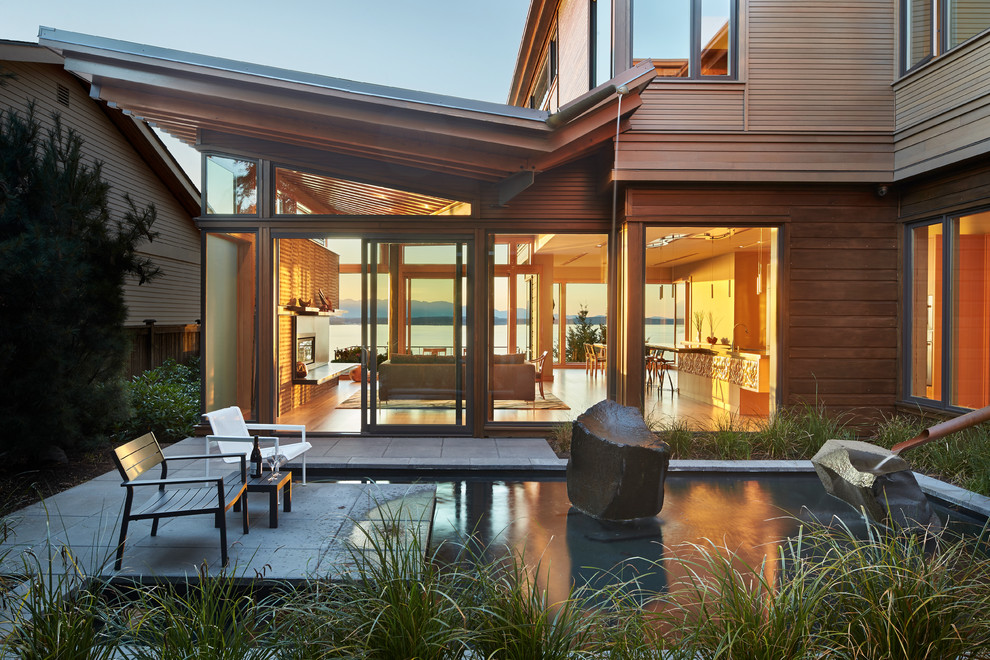 Стильный дизайн: двухэтажный, деревянный дом среднего размера в стиле модернизм - последний тренд