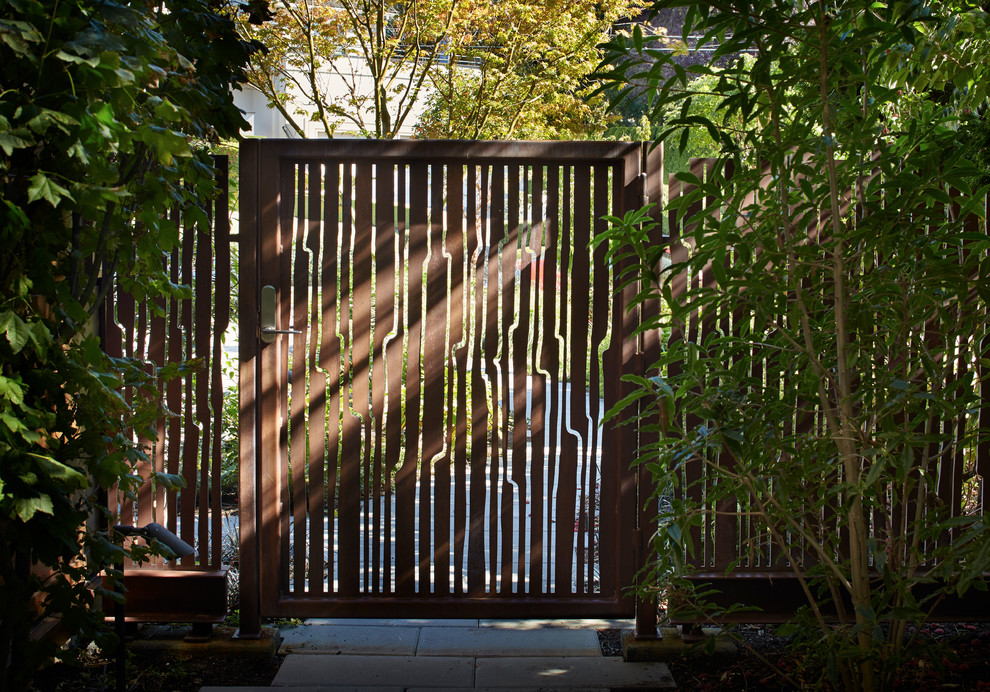 Mittelgroße, Zweistöckige Moderne Holzfassade Haus in Seattle