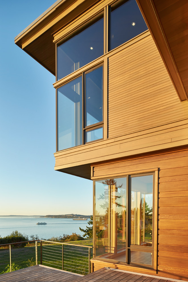 Ispirazione per la facciata di una casa moderna a due piani di medie dimensioni con rivestimento in legno