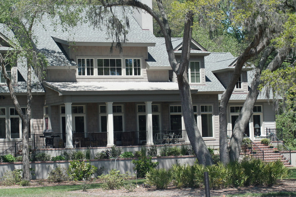 Réalisation d'une façade de maison grise marine en bois à un étage avec un toit en shingle.