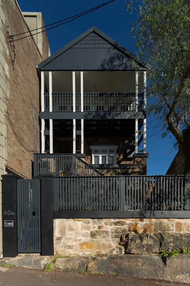 Immagine della facciata di una casa nera contemporanea a due piani di medie dimensioni
