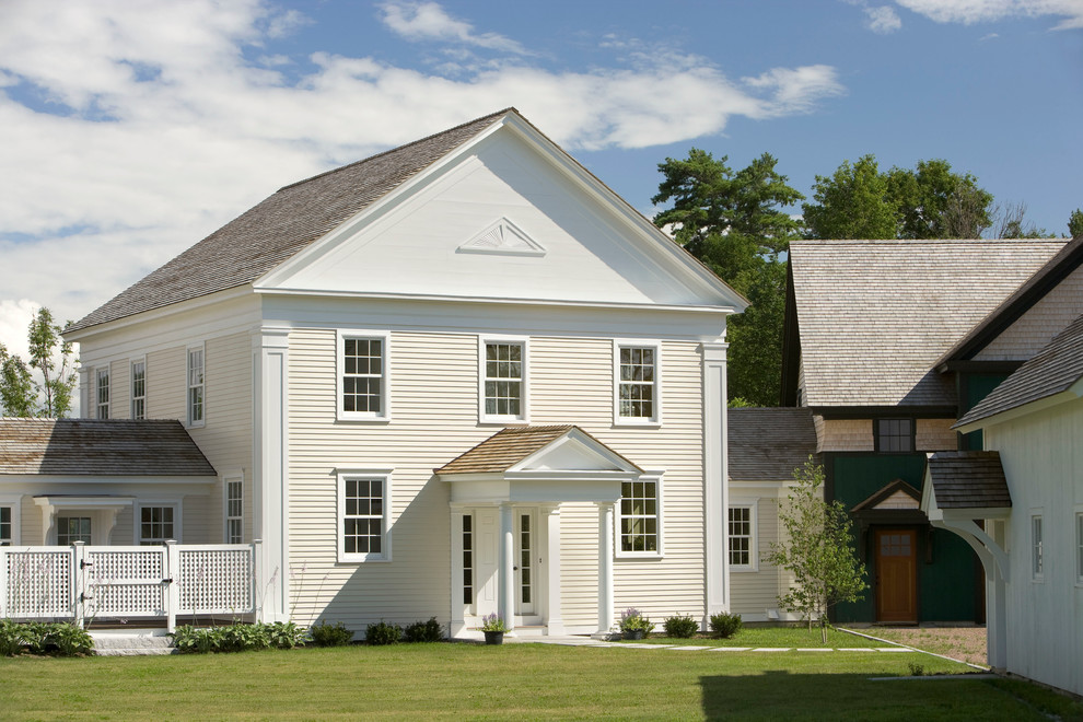Foto della facciata di una casa bianca classica a due piani