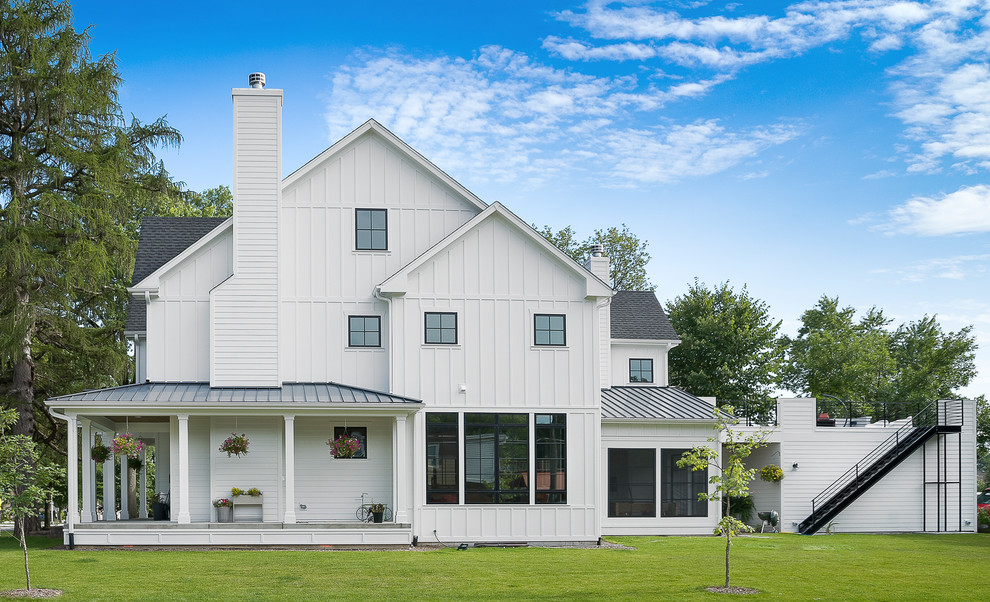 Dreistöckiges Landhaus Haus mit weißer Fassadenfarbe, Satteldach und Schindeldach in Chicago