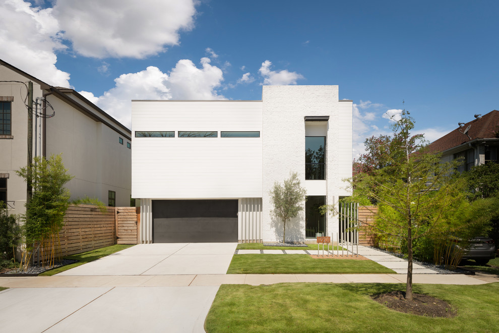 Imagen de fachada de casa blanca contemporánea de tamaño medio de dos plantas con revestimientos combinados y tejado plano
