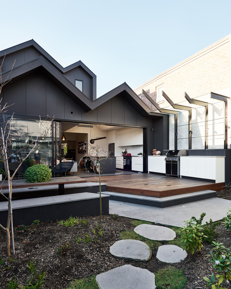 Modelo de fachada de casa negra contemporánea de tamaño medio de dos plantas con revestimiento de metal, tejado a dos aguas y tejado de metal