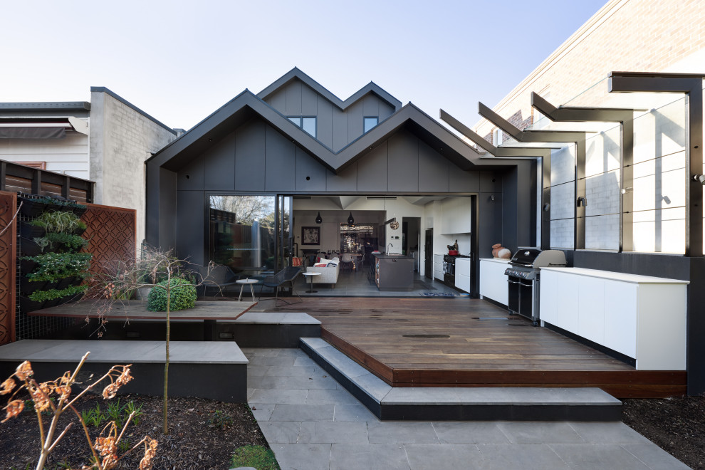 Mittelgroßes, Zweistöckiges Modernes Einfamilienhaus mit Metallfassade, schwarzer Fassadenfarbe, Satteldach und Blechdach in Melbourne