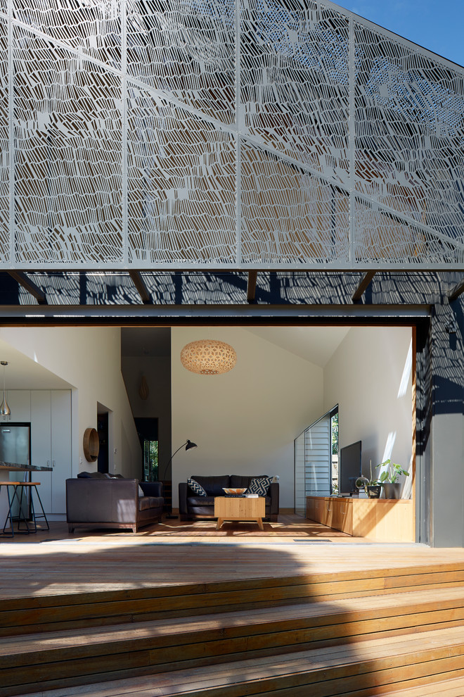 Immagine della villa grigia contemporanea a piani sfalsati di medie dimensioni con rivestimento in metallo, tetto a capanna e copertura in metallo o lamiera