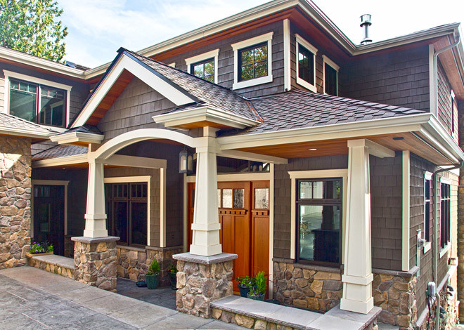 Große, Zweistöckige Urige Holzfassade Haus mit grauer Fassadenfarbe und Walmdach in Seattle
