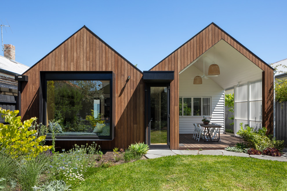 Ispirazione per la villa marrone contemporanea a un piano di medie dimensioni con rivestimento in legno, tetto a capanna e copertura in metallo o lamiera
