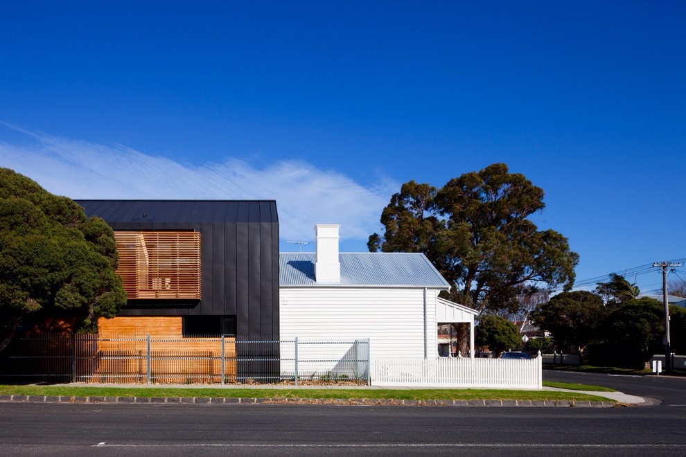 Inspiration for a large classic house exterior in Melbourne.